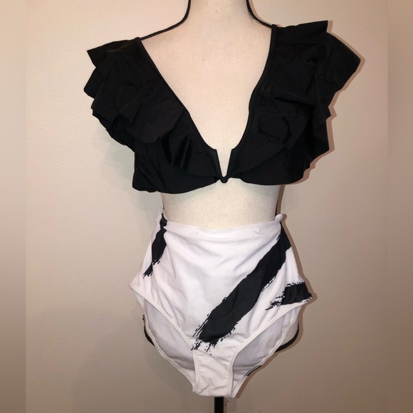 New swimming suit - Picture 1 of 5